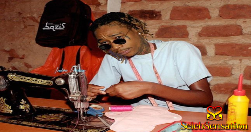Wiz Khalifa Beralih Profesi Menjadi Penjahit Rumahan!