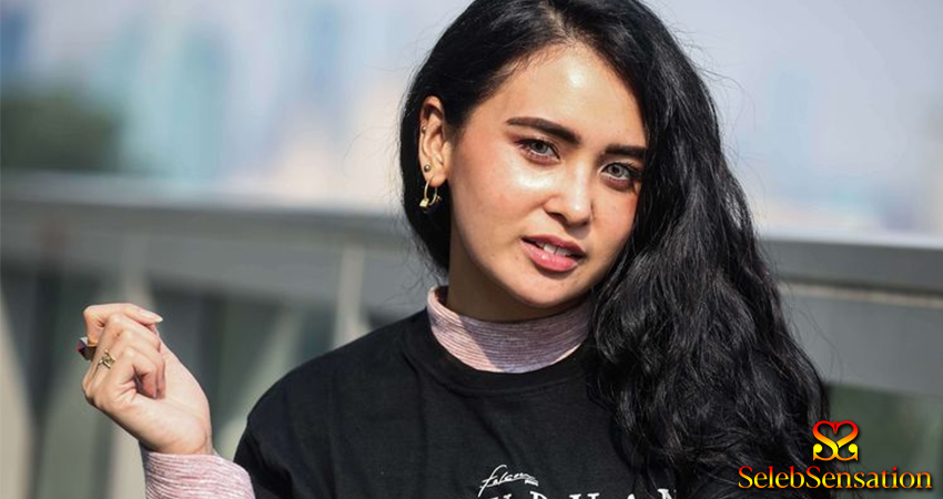 Ayushita Dari Tomboy Menjadi Ikon Feminin